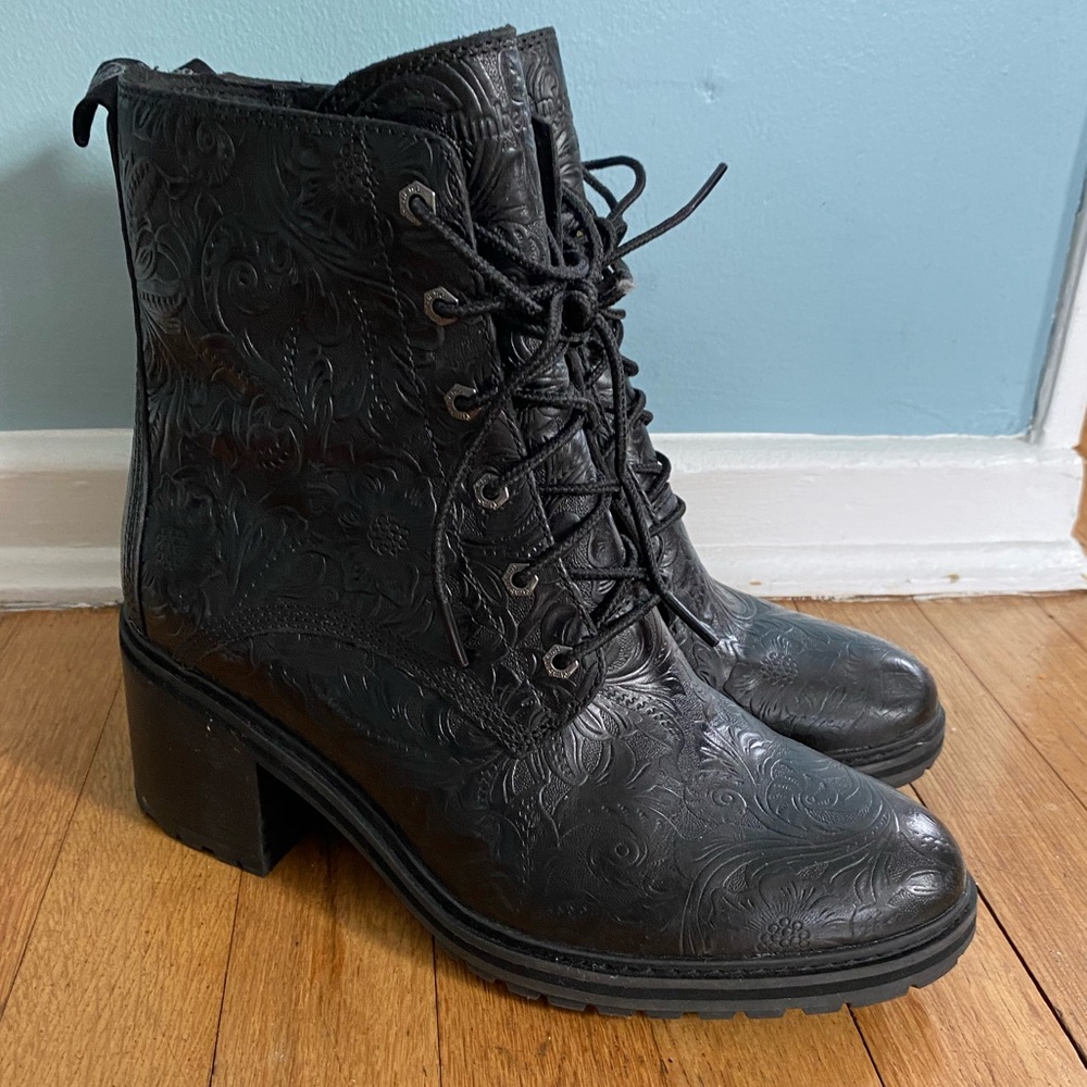 Embossed Size 9 Women’s Black Timberland Boots